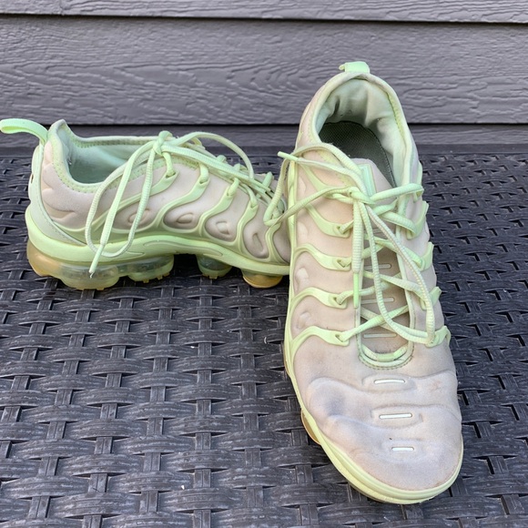 Nike Vapormax Plus Barely Volt Neon Green Women’s Sz 9 Running Shoes DJ3023-700 - Picture 1 of 9